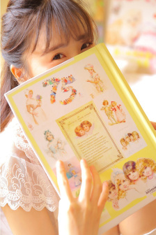 美女露出奶头又扒尿口